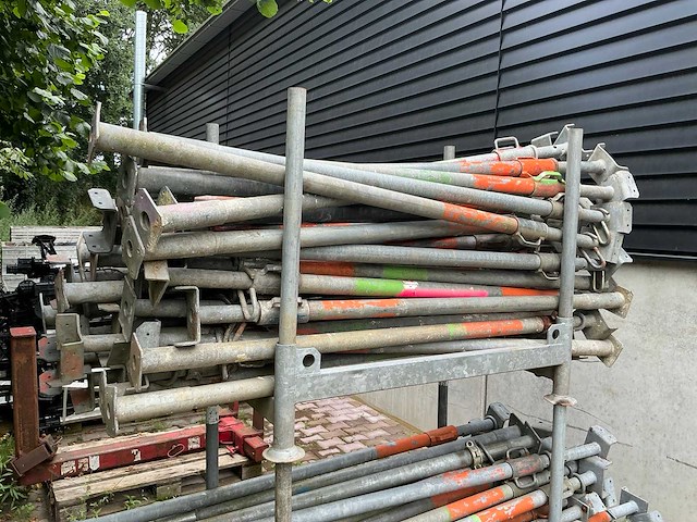 Partij schroefstempels in 2 stapelbokken - afbeelding 4 van  8