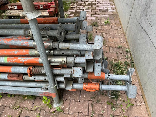 Partij schroefstempels in 2 stapelbokken - afbeelding 5 van  8