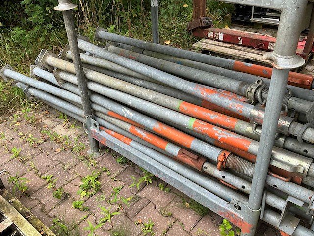 Partij schroefstempels in 2 stapelbokken - afbeelding 6 van  8