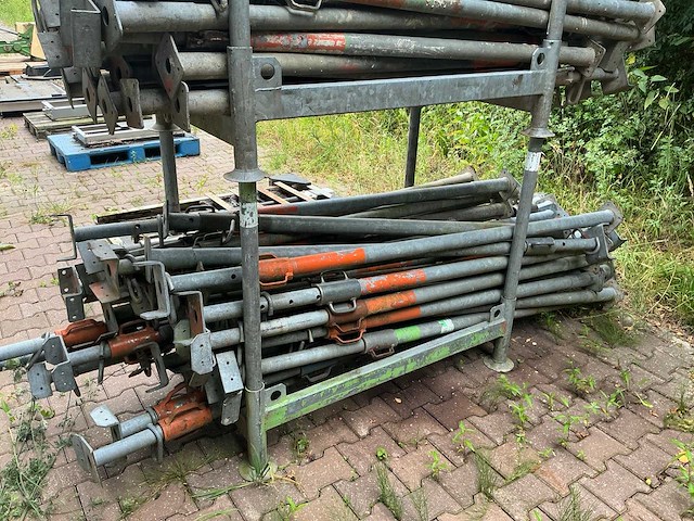 Partij schroefstempels in 2 stapelbokken - afbeelding 8 van  8