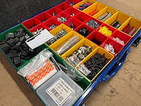 Partij schroeven en klemmen in metalen assortimentskist - afbeelding 1 van  4