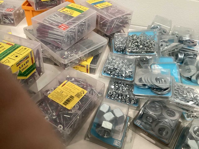 Partij schroeven volle krat montage materiaal. - afbeelding 6 van  9