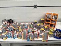 Partij schroeven volle krat montage materiaal. - afbeelding 1 van  9
