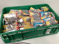 Partij schroeven volle krat montage materiaal. - afbeelding 8 van  9