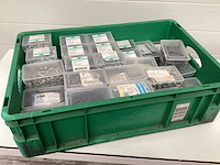 Partij schroeven volle krat montage materiaal. - afbeelding 1 van  2