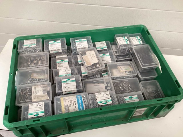 Partij schroeven volle krat montage materiaal. - afbeelding 2 van  2