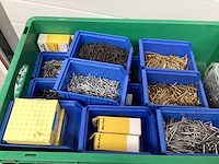 Partij schroeven volle krat montage materiaal. - afbeelding 2 van  3