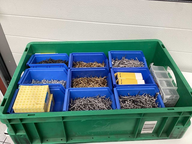 Partij schroeven volle krat montage materiaal. - afbeelding 3 van  3