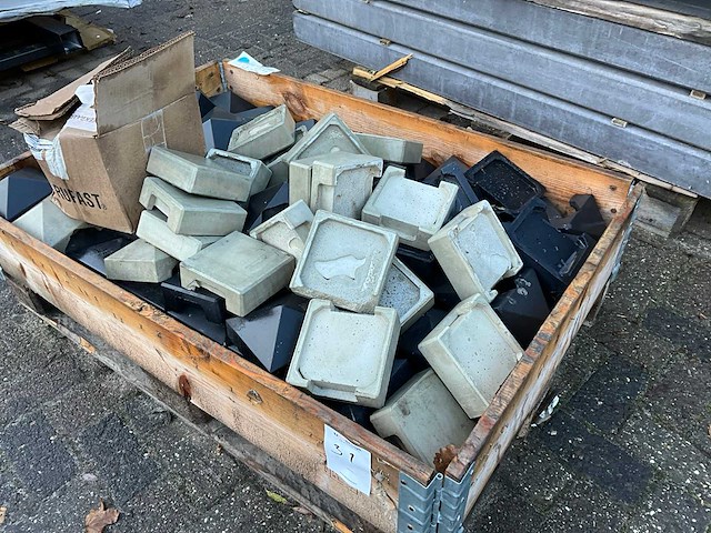 Partij schutting betonpetjes - afbeelding 1 van  5