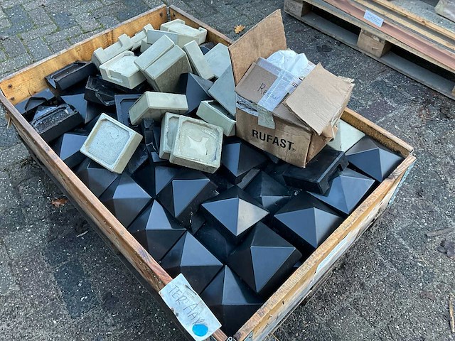 Partij schutting betonpetjes - afbeelding 2 van  5