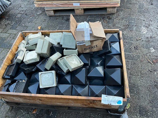 Partij schutting betonpetjes - afbeelding 3 van  5