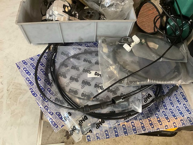 Partij scooter accessoires en onderdelen - afbeelding 3 van  4