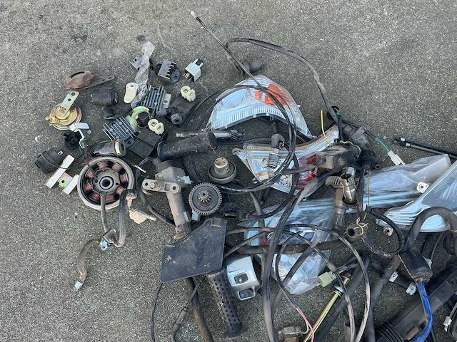 Partij scooteronderdelen - afbeelding 4 van  32