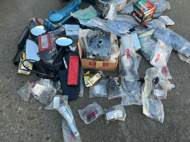 Partij scooteronderdelen - afbeelding 11 van  32