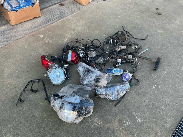 Partij scooteronderdelen - afbeelding 1 van  32