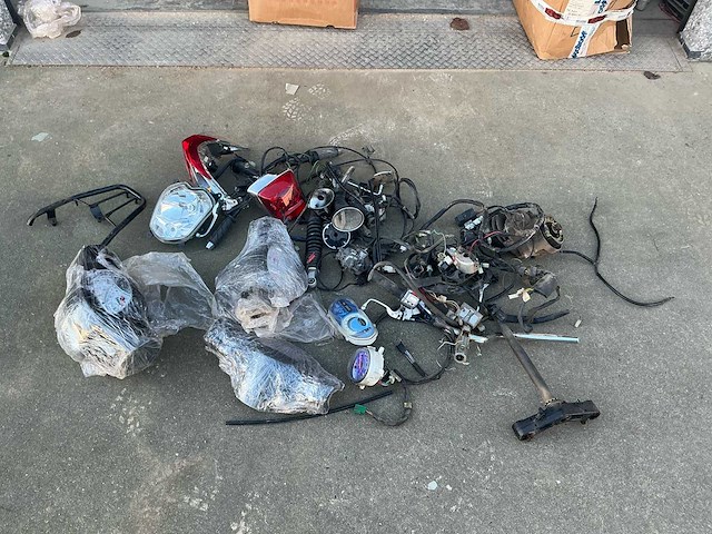 Partij scooteronderdelen - afbeelding 12 van  32