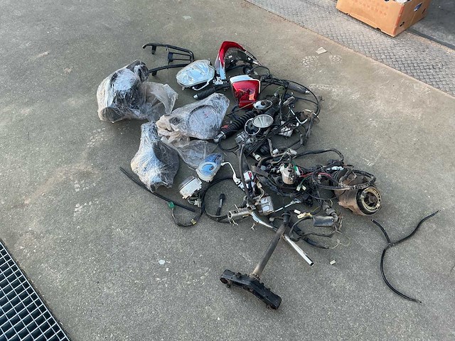 Partij scooteronderdelen - afbeelding 23 van  32