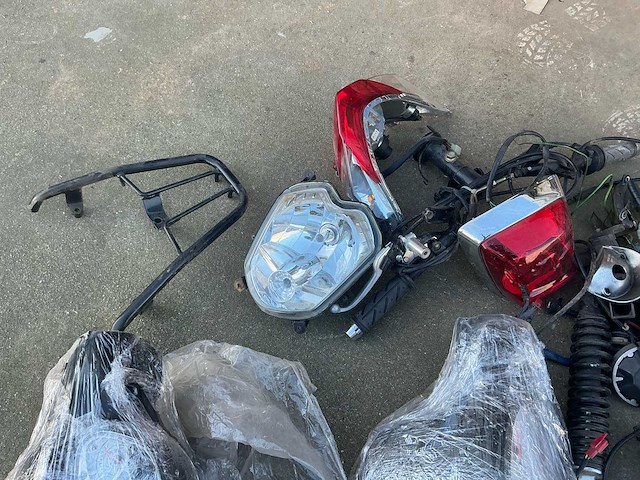 Partij scooteronderdelen - afbeelding 31 van  32