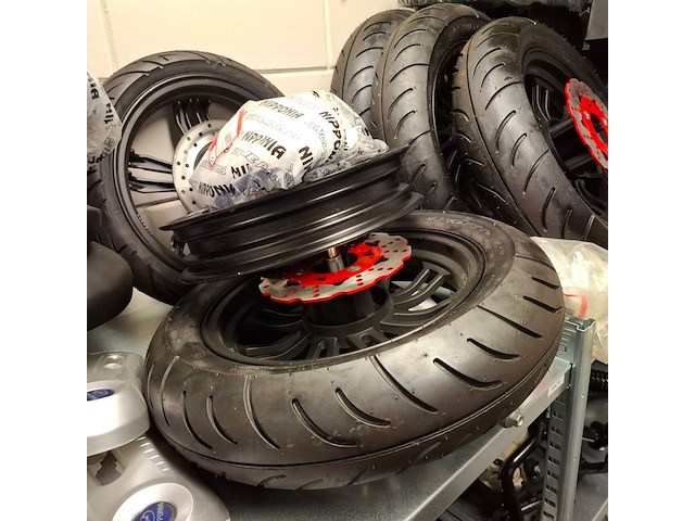 Partij scootmobiel en scooter onderdelen in ca. 4 meter stelling, o.a. sweetrich, volty, e-rex - afbeelding 42 van  101