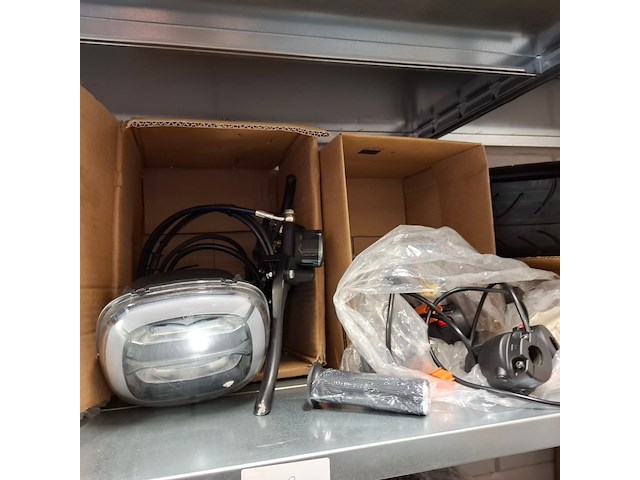 Partij scootmobiel en scooter onderdelen in ca. 4 meter stelling, o.a. sweetrich, volty, e-rex - afbeelding 55 van  101