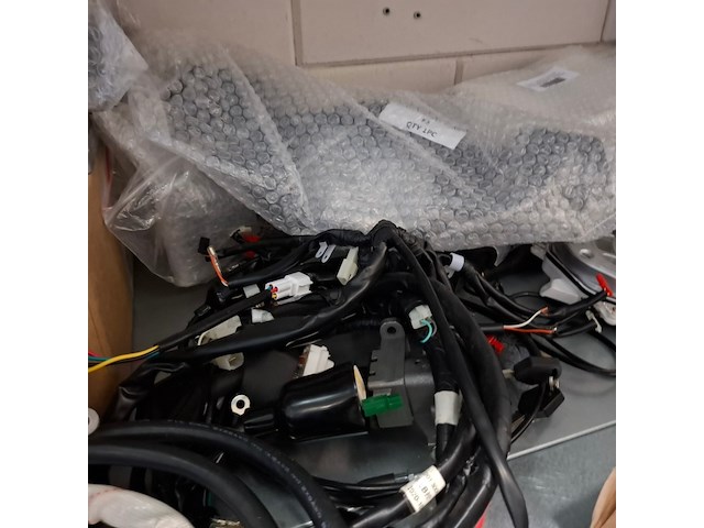 Partij scootmobiel en scooter onderdelen in ca. 4 meter stelling, o.a. sweetrich, volty, e-rex - afbeelding 73 van  101