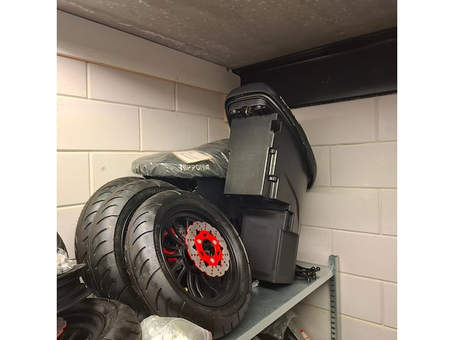 Partij scootmobiel en scooter onderdelen in ca. 4 meter stelling, o.a. sweetrich, volty, e-rex - afbeelding 77 van  101