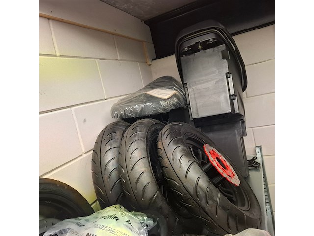 Partij scootmobiel en scooter onderdelen in ca. 4 meter stelling, o.a. sweetrich, volty, e-rex - afbeelding 79 van  101