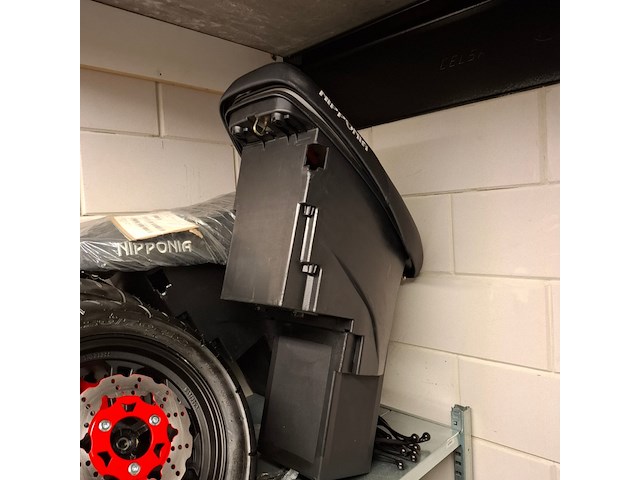 Partij scootmobiel en scooter onderdelen in ca. 4 meter stelling, o.a. sweetrich, volty, e-rex - afbeelding 81 van  101