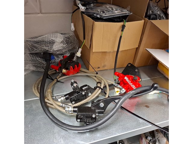 Partij scootmobiel en scooter onderdelen in ca. 4 meter stelling, o.a. sweetrich, volty, e-rex - afbeelding 92 van  101