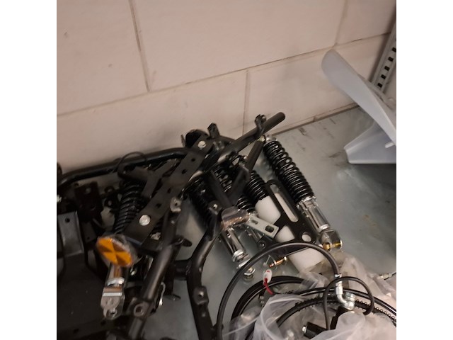 Partij scootmobiel en scooter onderdelen in ca. 4 meter stelling, o.a. sweetrich, volty, e-rex - afbeelding 100 van  101