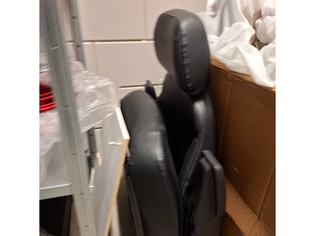 Partij scootmobiel onderdelen , in ca. 3 meter stelling - afbeelding 14 van  47