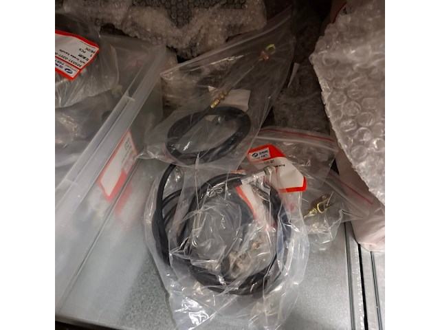 Partij scootmobiel onderdelen , in ca. 3 meter stelling - afbeelding 25 van  47