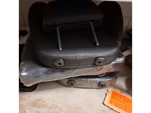 Partij scootmobiel onderdelen , in ca. 3 meter stelling - afbeelding 29 van  47
