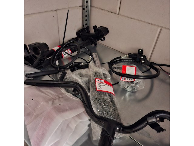 Partij scootmobiel onderdelen , in ca. 3 meter stelling - afbeelding 40 van  47