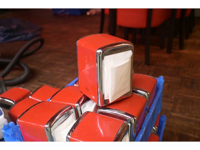 Partij servetdispenser, windlichten en peper&zout sets - afbeelding 1 van  3