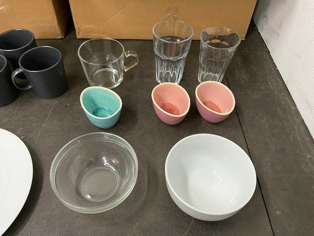 Partij servies en bestek - afbeelding 2 van  11