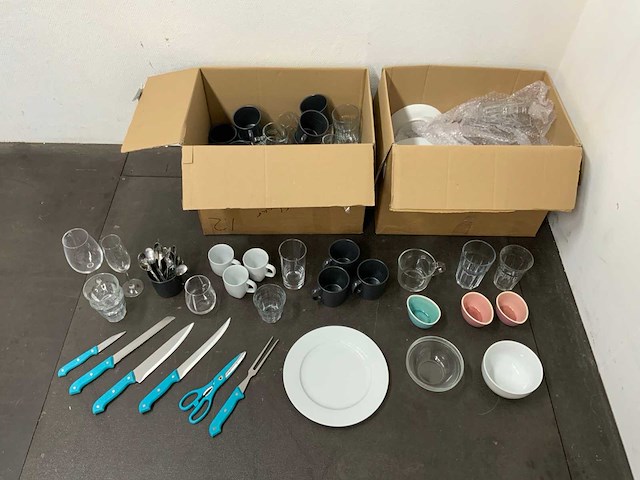 Partij servies en bestek - afbeelding 1 van  11