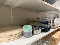 Partij servies en keukenbenodigdheden
