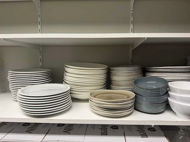 Partij servies w.o. borden en schalen - afbeelding 6 van  12