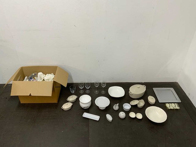 Partij servies - afbeelding 1 van  19