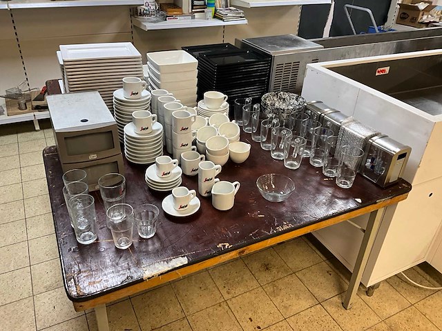 Partij servies - afbeelding 1 van  9