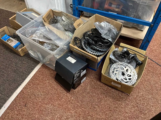 Partij shimano tandwielen, remmen en kettingen - afbeelding 1 van  8