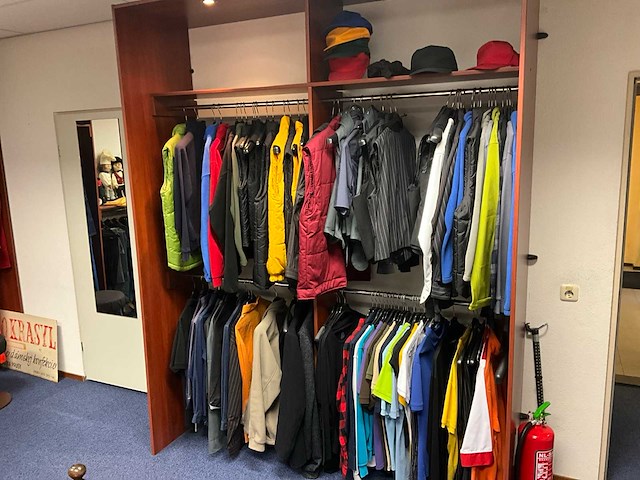 Partij showroom kleding - afbeelding 1 van  8