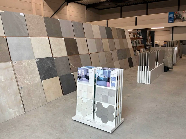 Partij showroom tegels en rekken - afbeelding 1 van  11