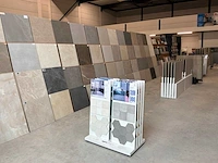 Partij showroom tegels en rekken