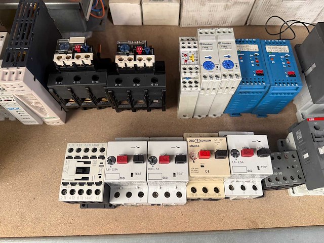 Partij siemens, eaton, abb, schneider schakelmateriaal - afbeelding 6 van  15