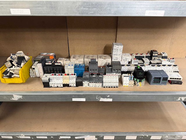 Partij siemens, eaton, abb, schneider schakelmateriaal - afbeelding 1 van  15