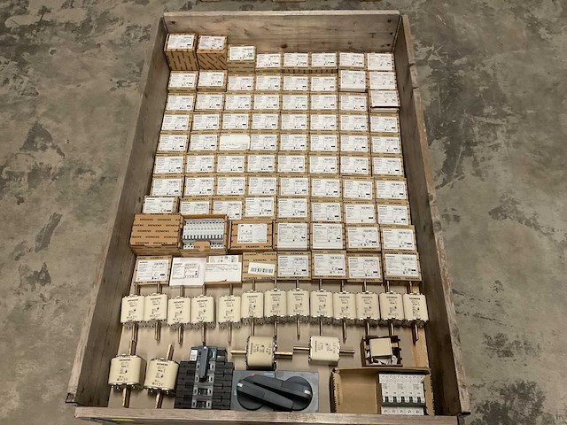 Partij siemens installatiemateriaal - afbeelding 1 van  10