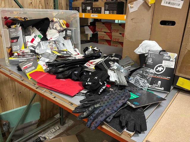 Partij skinfoil / gripgrab / supag sokken overschoenen en handschoenen - afbeelding 1 van  4