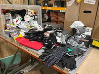 Partij skinfoil / gripgrab / supag sokken overschoenen en handschoenen - afbeelding 1 van  4